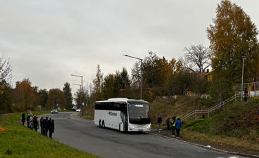 En buss kjører nedover gaten