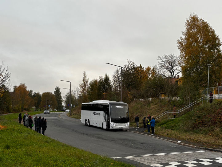 En buss kjører nedover gaten