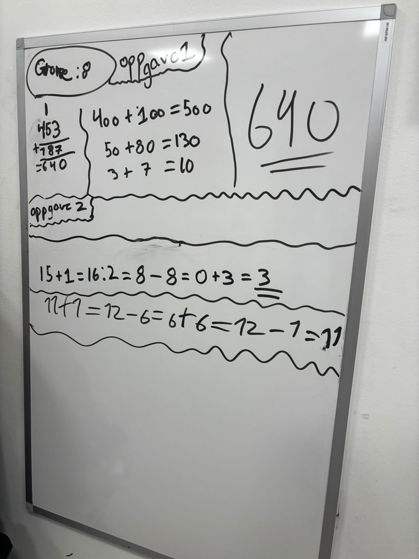 En whiteboard med skrift på