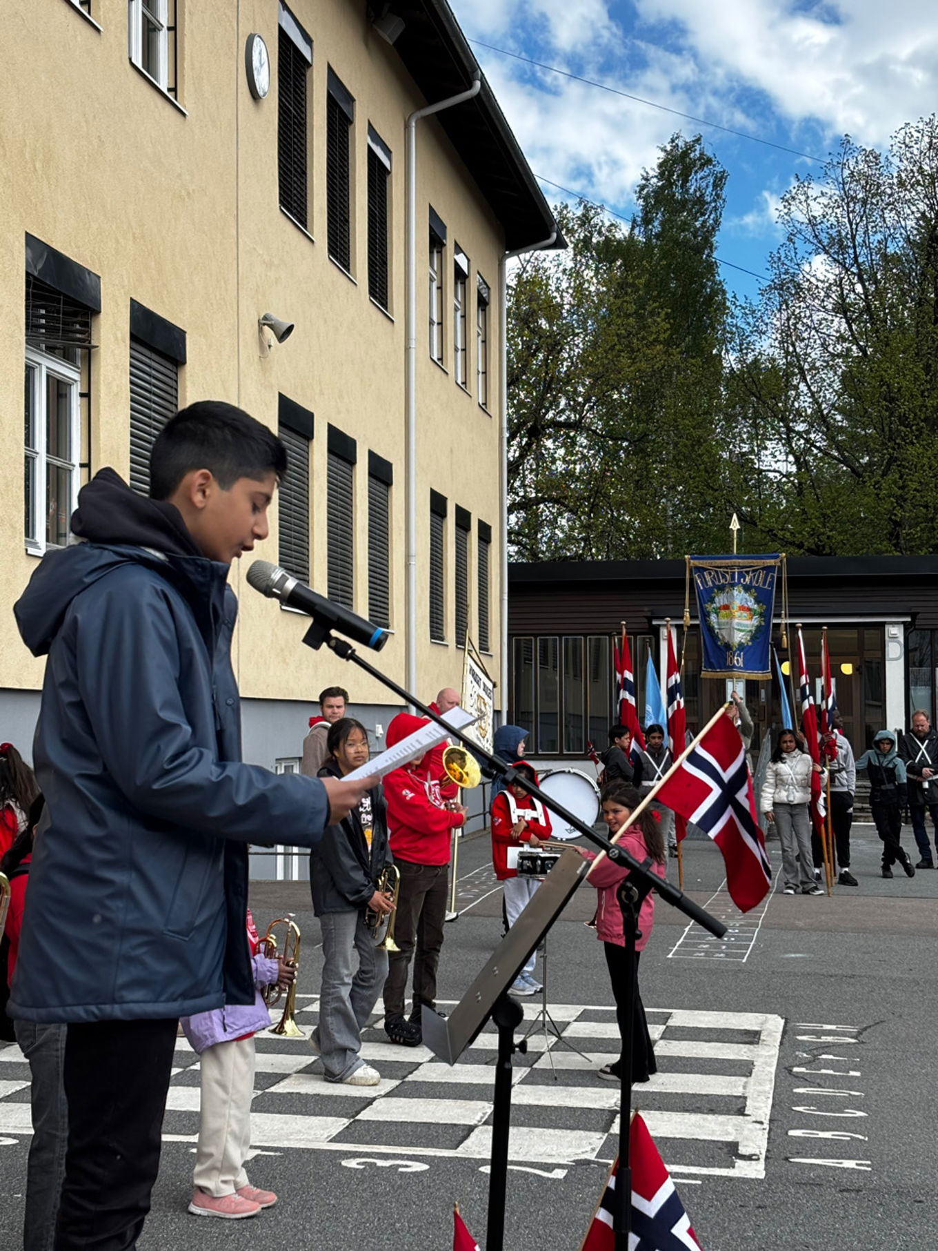 Shahaan fra elevrådet holder tale på 17. mai.
