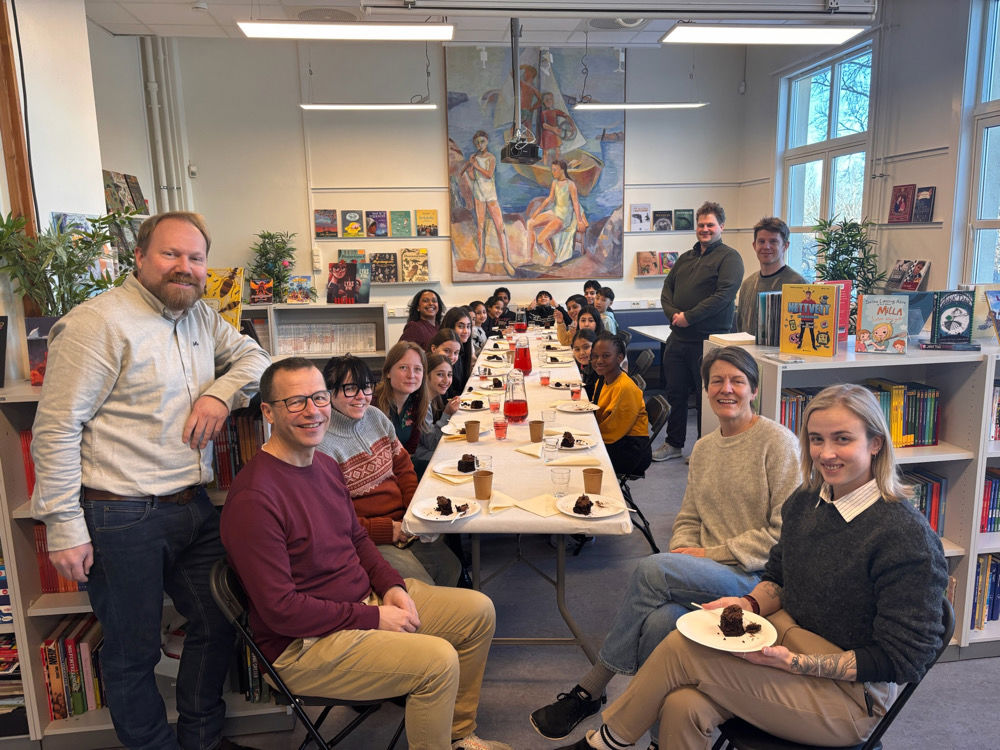 en gruppe mennesker som sitter rundt et bord