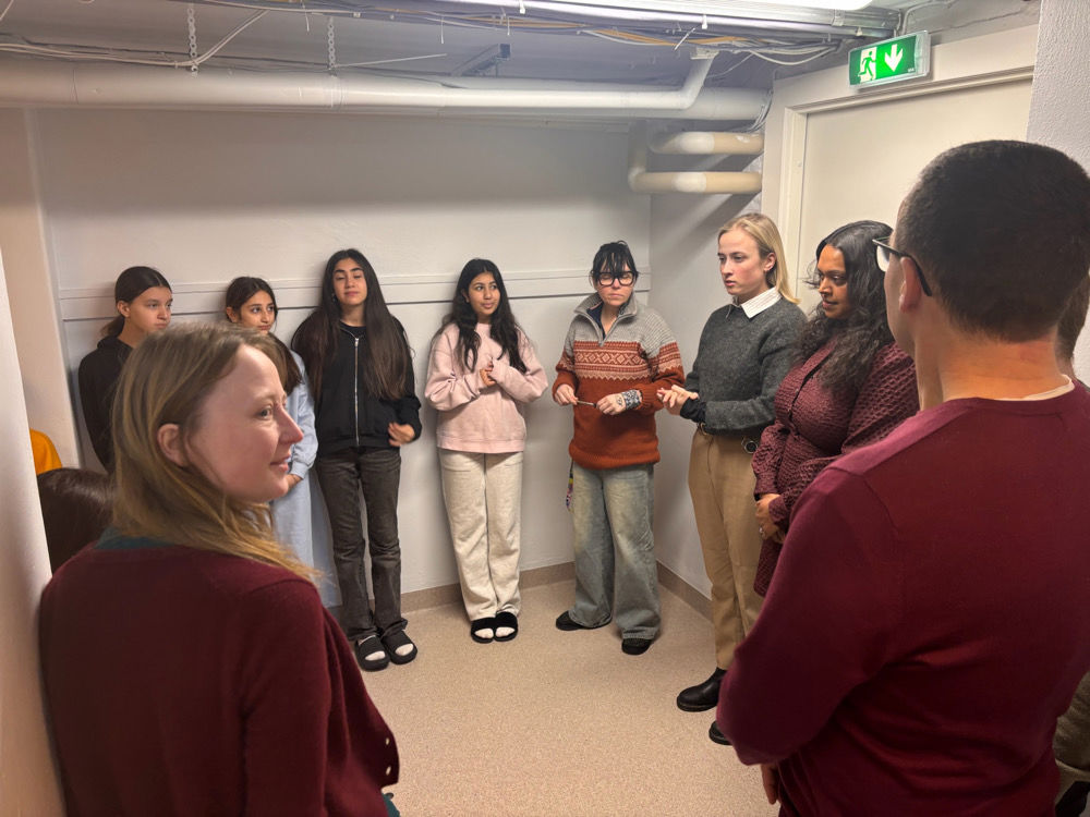 en gruppe mennesker som står i et rom