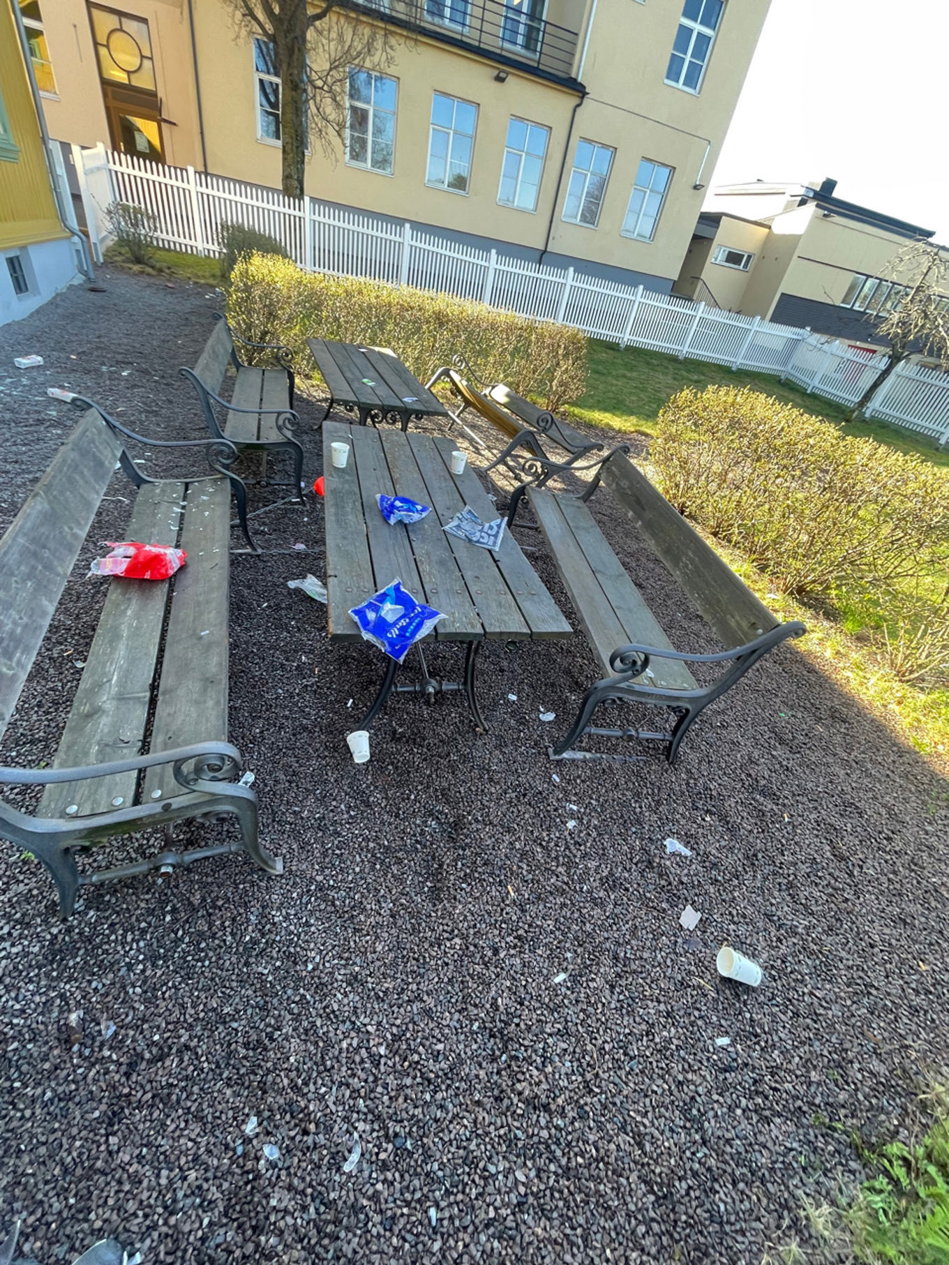 En gruppe benker står ubebodd