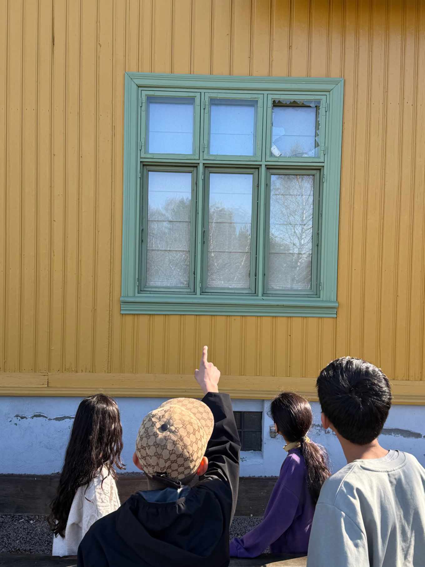 en gruppe mennesker som ser ut av et vindu