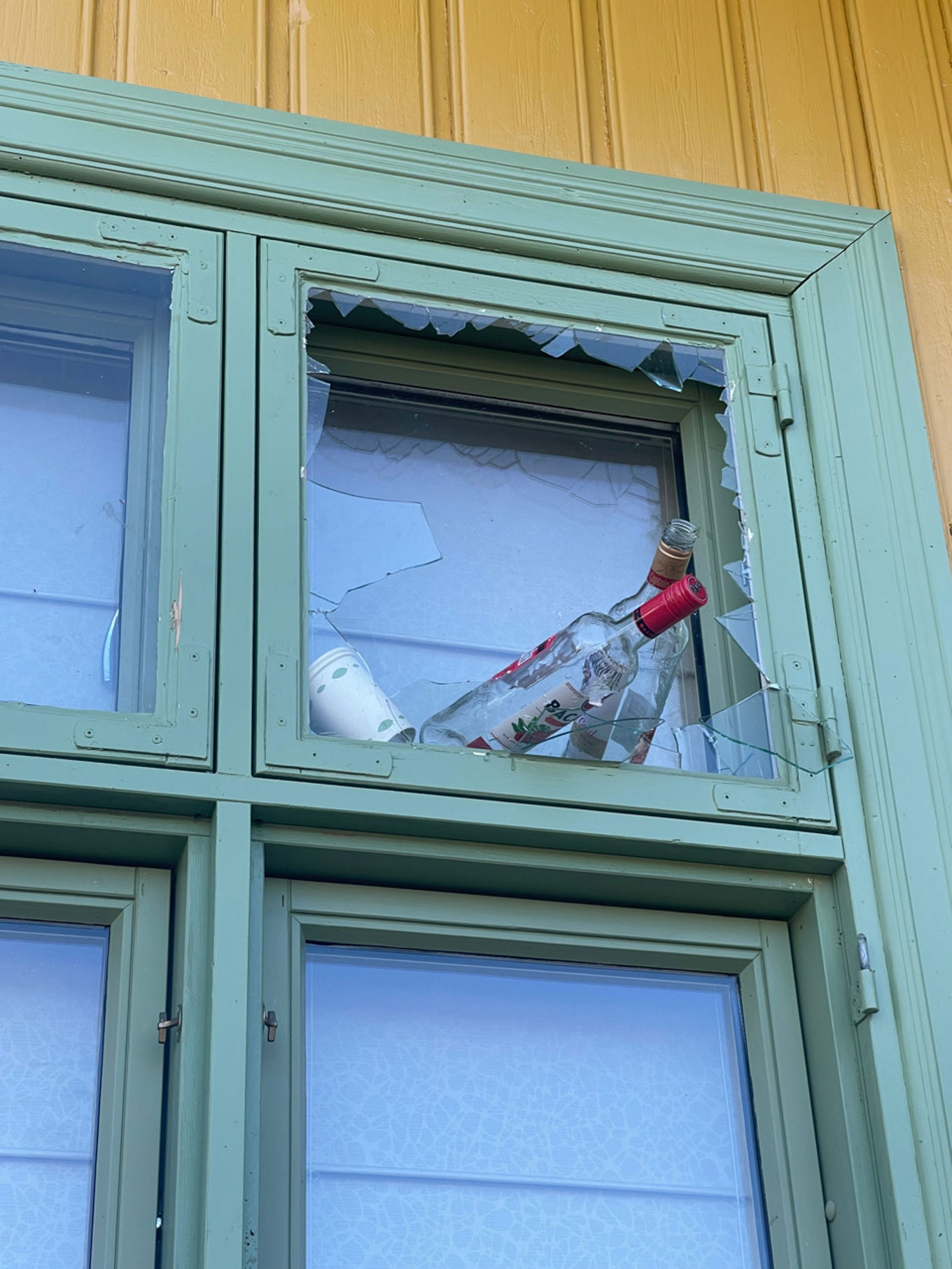 En person i et plagg i et vindu