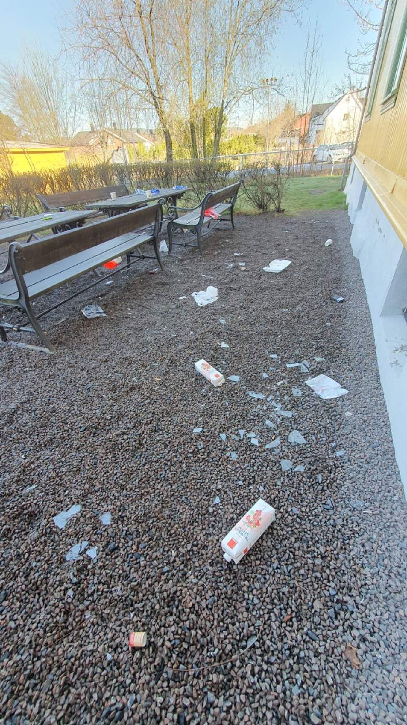 et bord og stoler utenfor