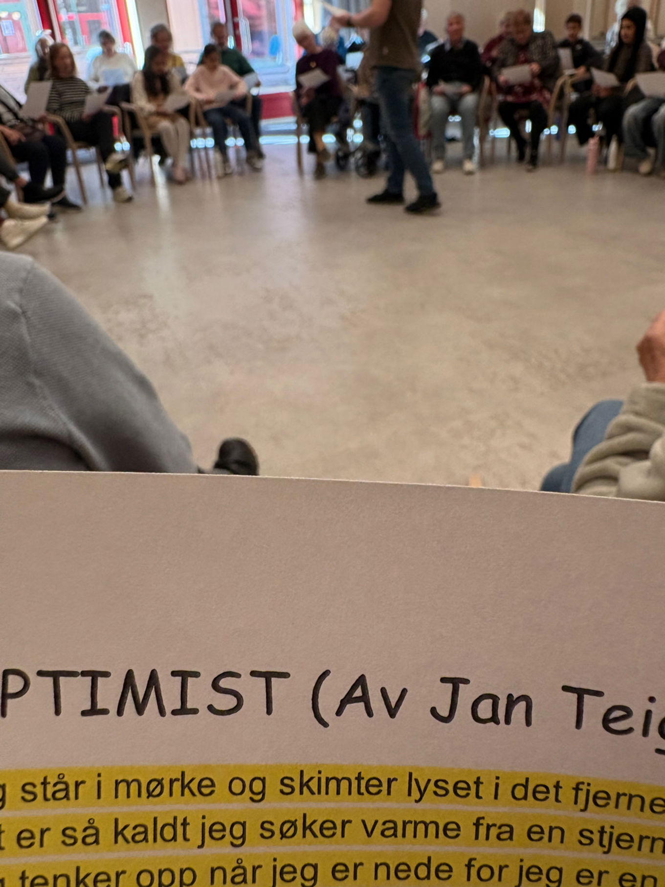 en gruppe mennesker som sitter i et rom