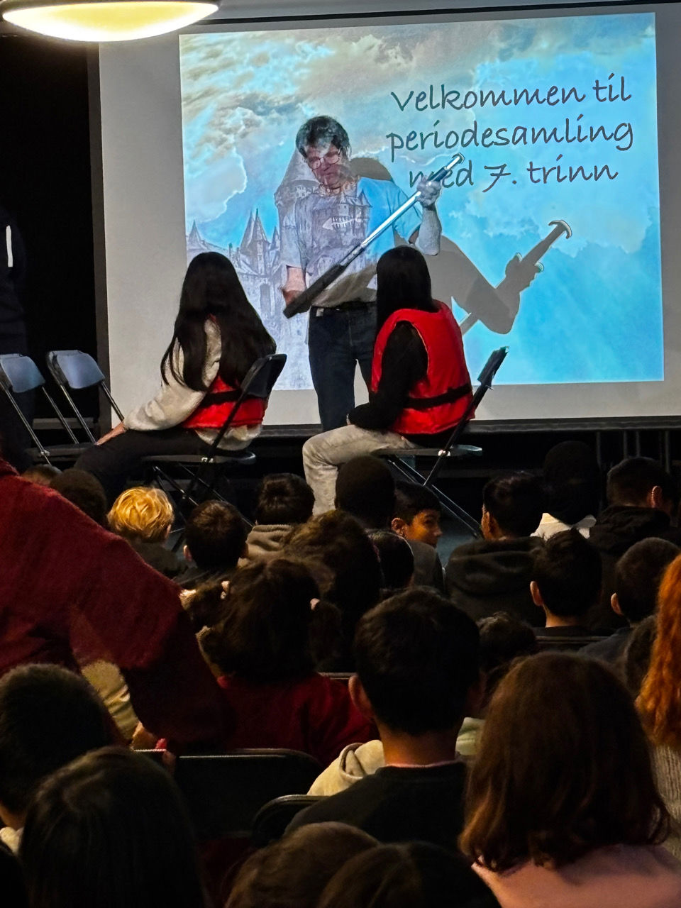 en person som spiller gitar foran en folkemengde