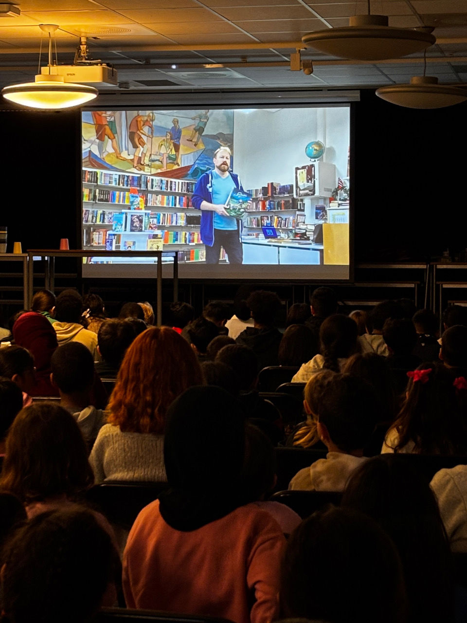 en person på en scene med en folkemengde som ser på