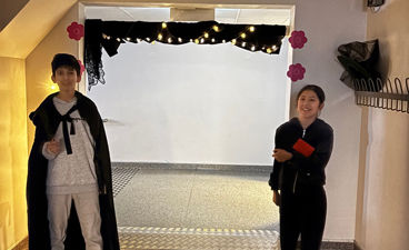 to barner i skoleuniformer