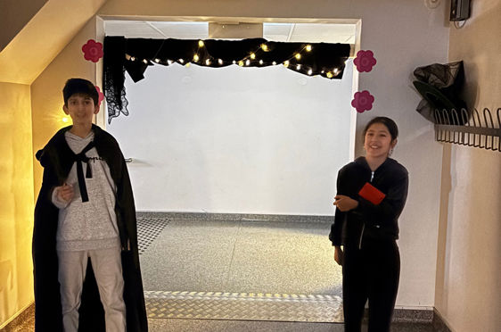 to barner i skoleuniformer