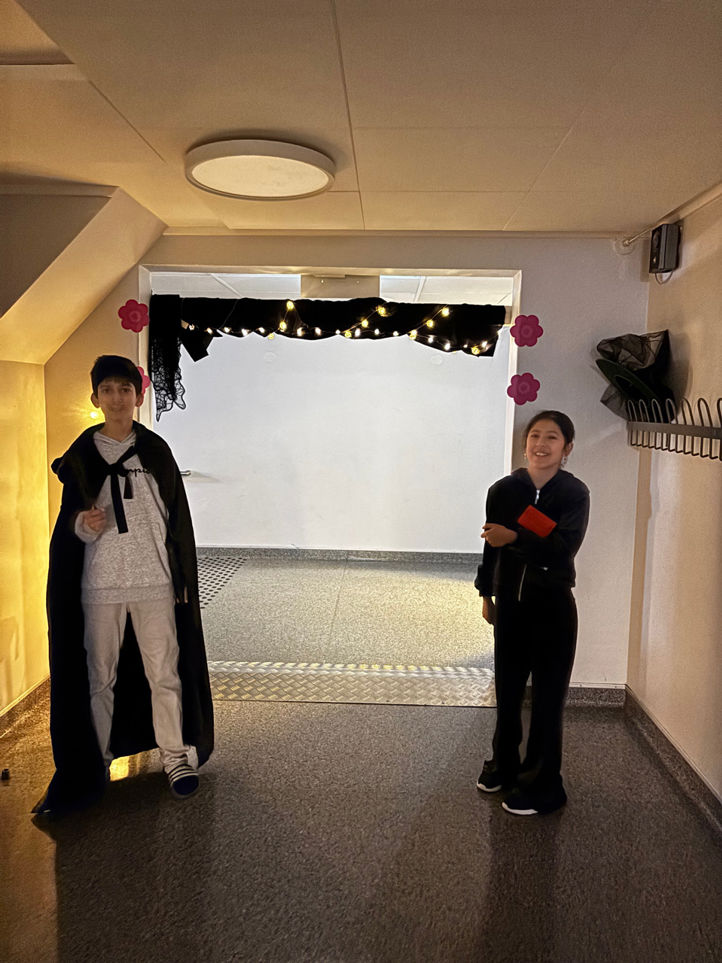 to barner i skoleuniformer