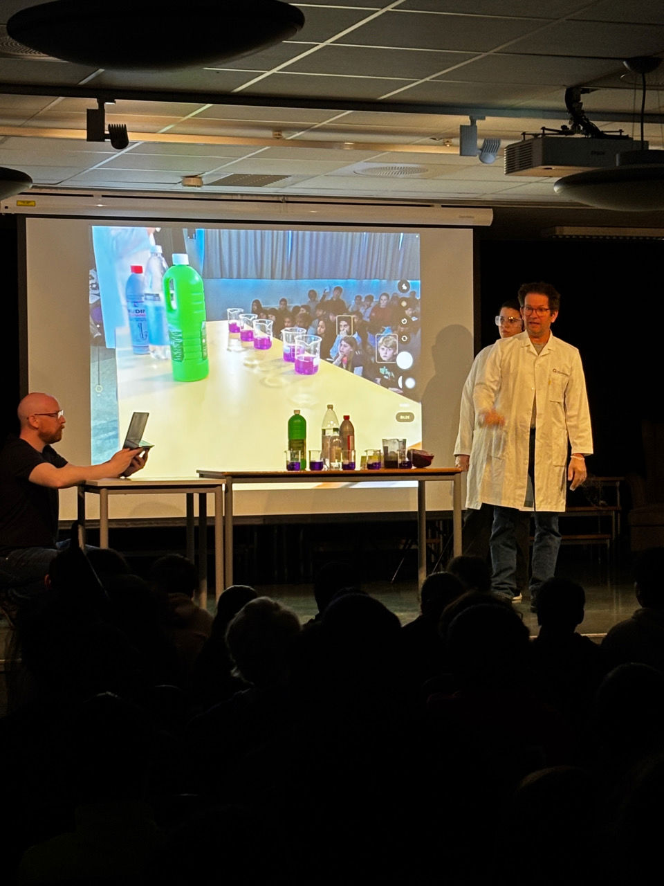 en person som står foran et projektorlerret