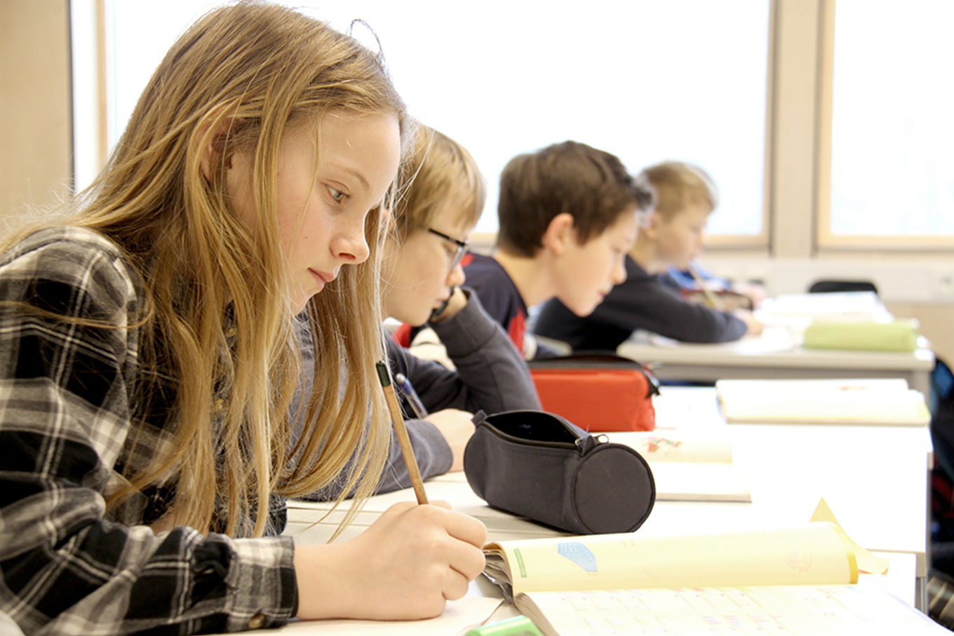 Elever arbeider i klasserom. (Foto: Heidi M. Skjebstad)