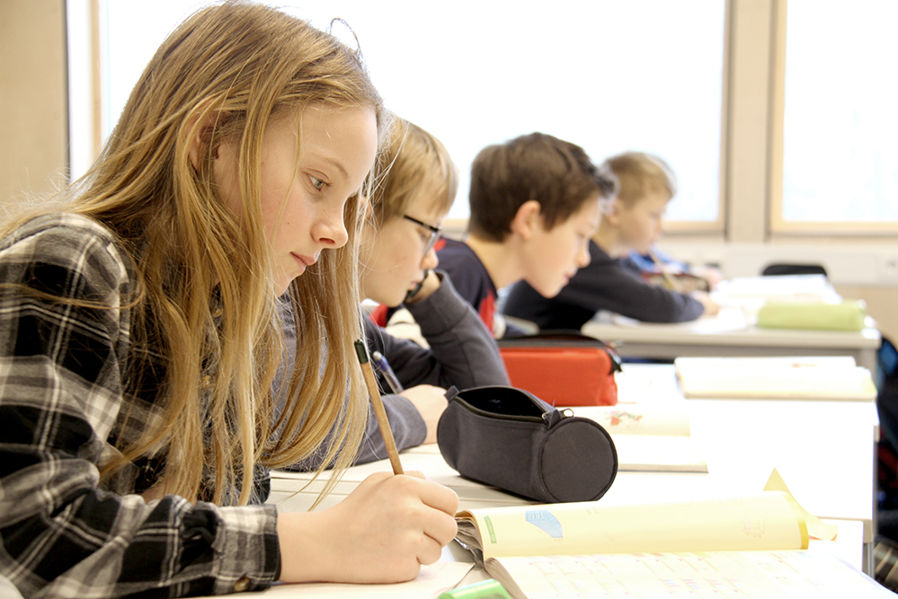 Elever arbeider i klasserom. (Foto: Heidi M. Skjebstad)