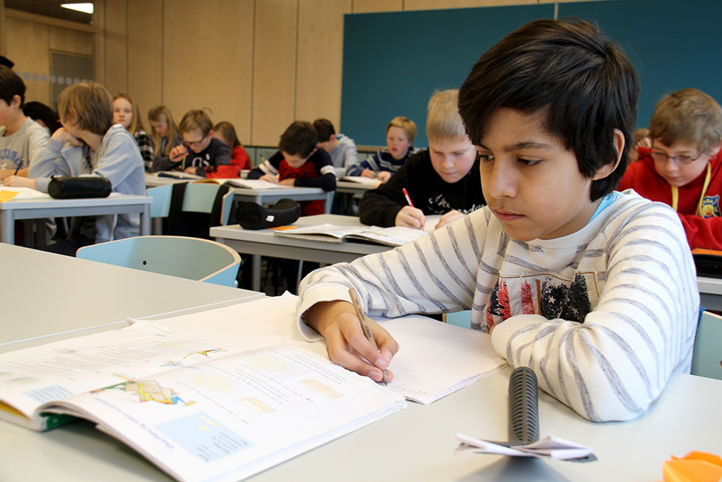 Elever arbeider i klasserom. (Foto: Heidi M. Skjebstad)