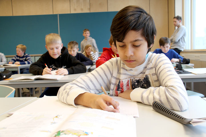 Elever arbeider i klasserom. (Foto: Heidi M. Skjebstad)