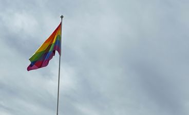 Pride flagget ved Furuset skole.