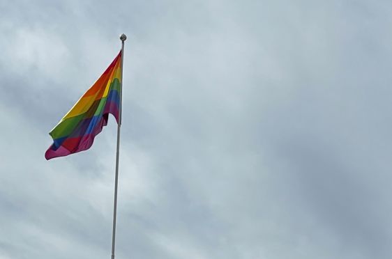 Pride flagget ved Furuset skole.