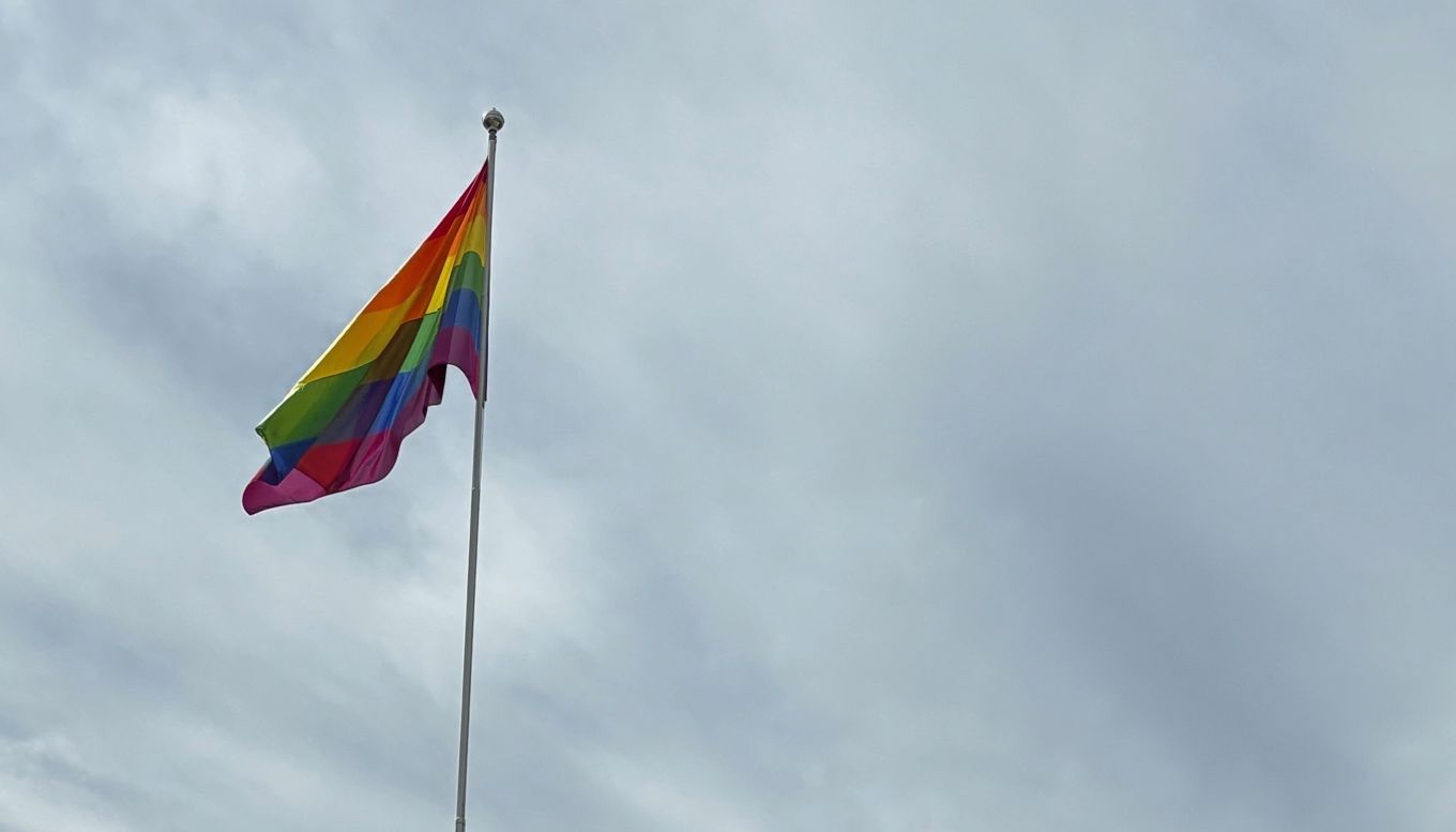 Pride flagget ved Furuset skole.