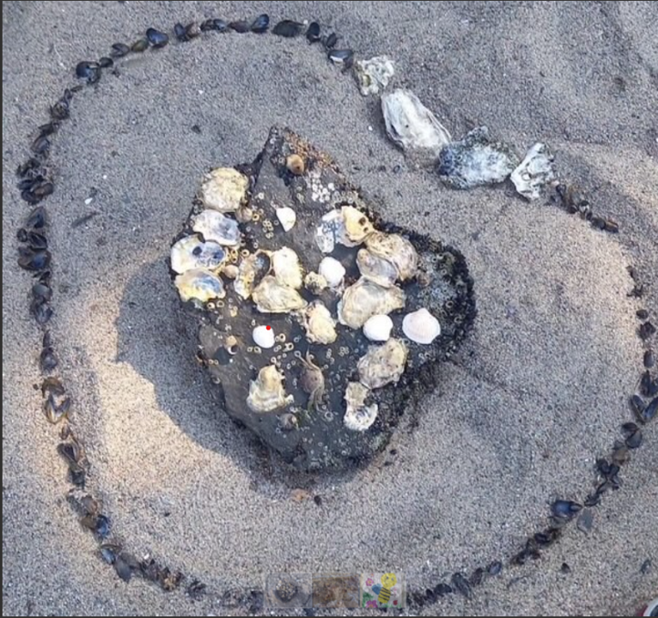 en haug med steiner på en strand