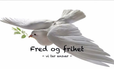 En hvit fugl med et grønt blad