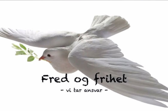 En hvit fugl med et grønt blad