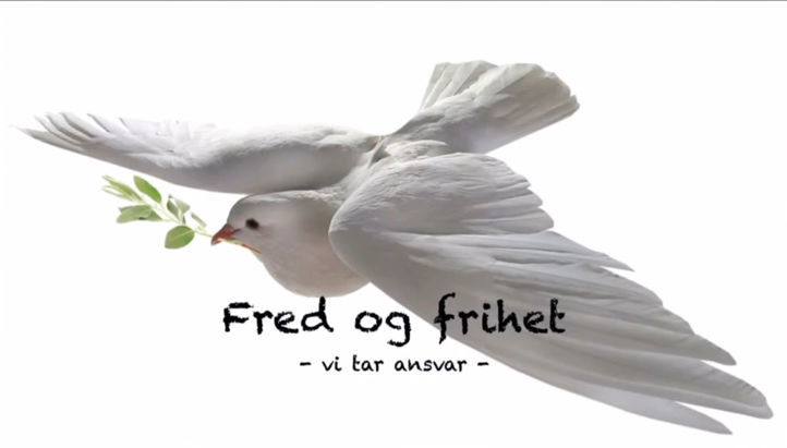 En hvit fugl med et grønt blad