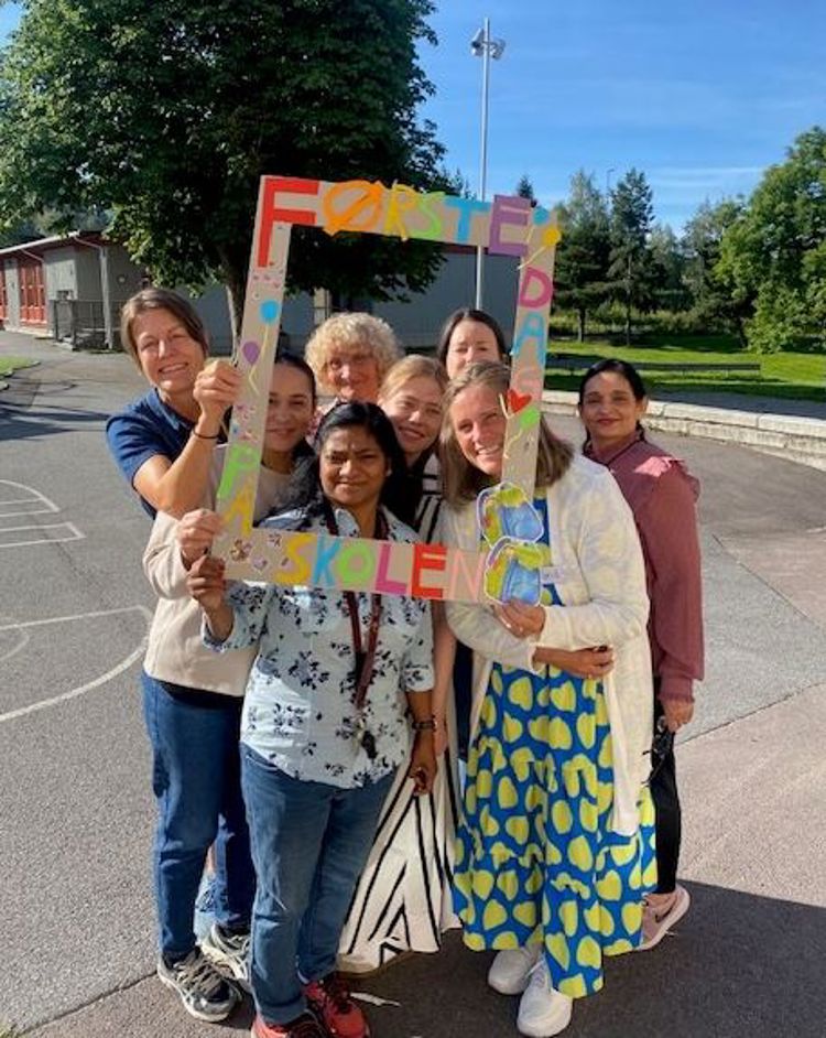 en gruppe mennesker som poserer for et bilde
