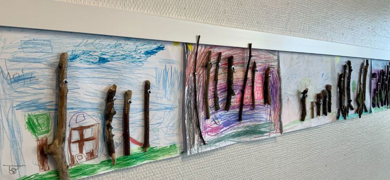 en vegg med et maleri på