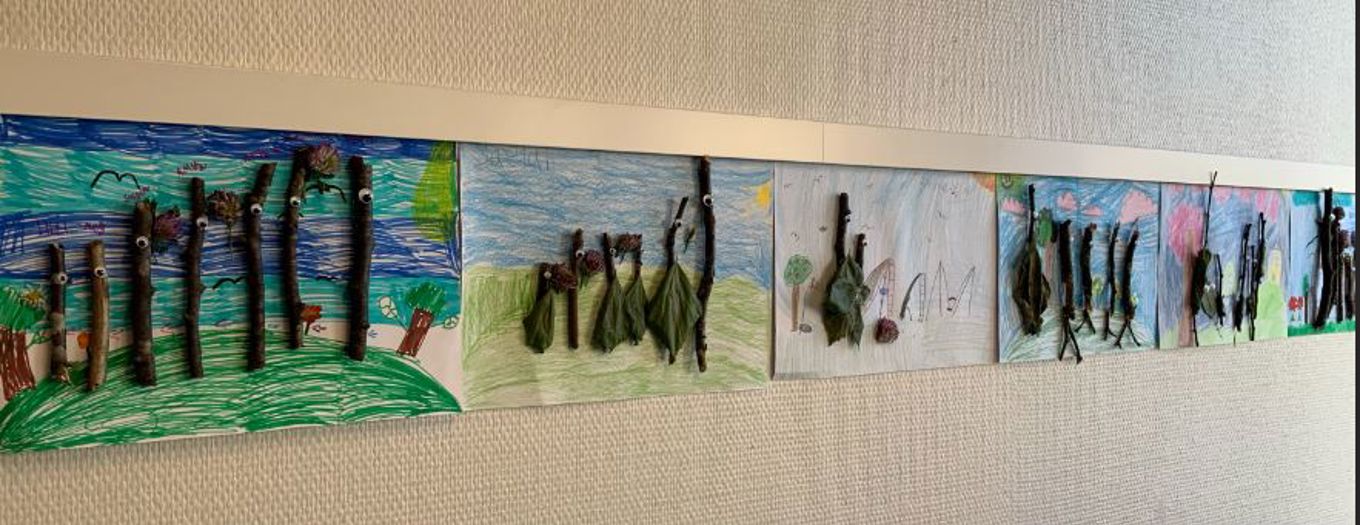 en vegg med malerier på