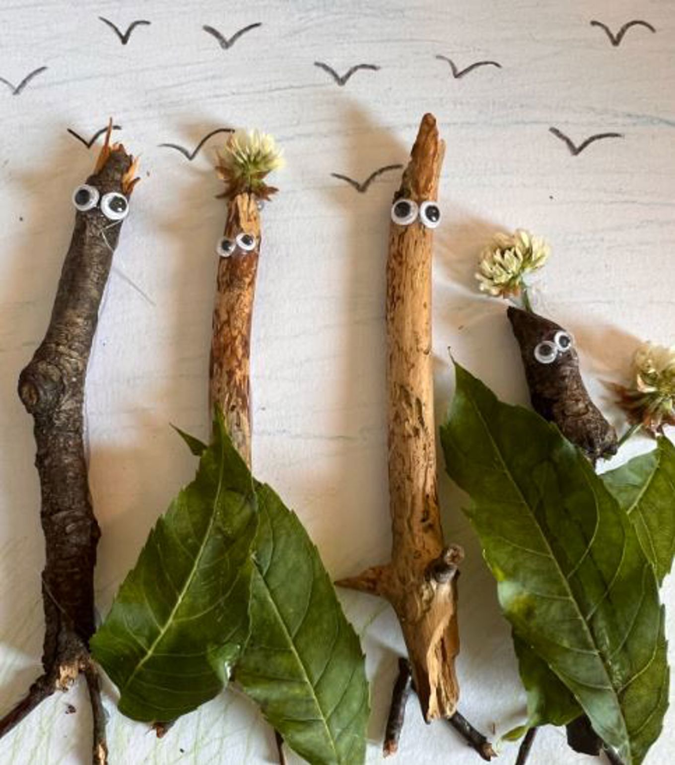 En gruppe insekter på et blad