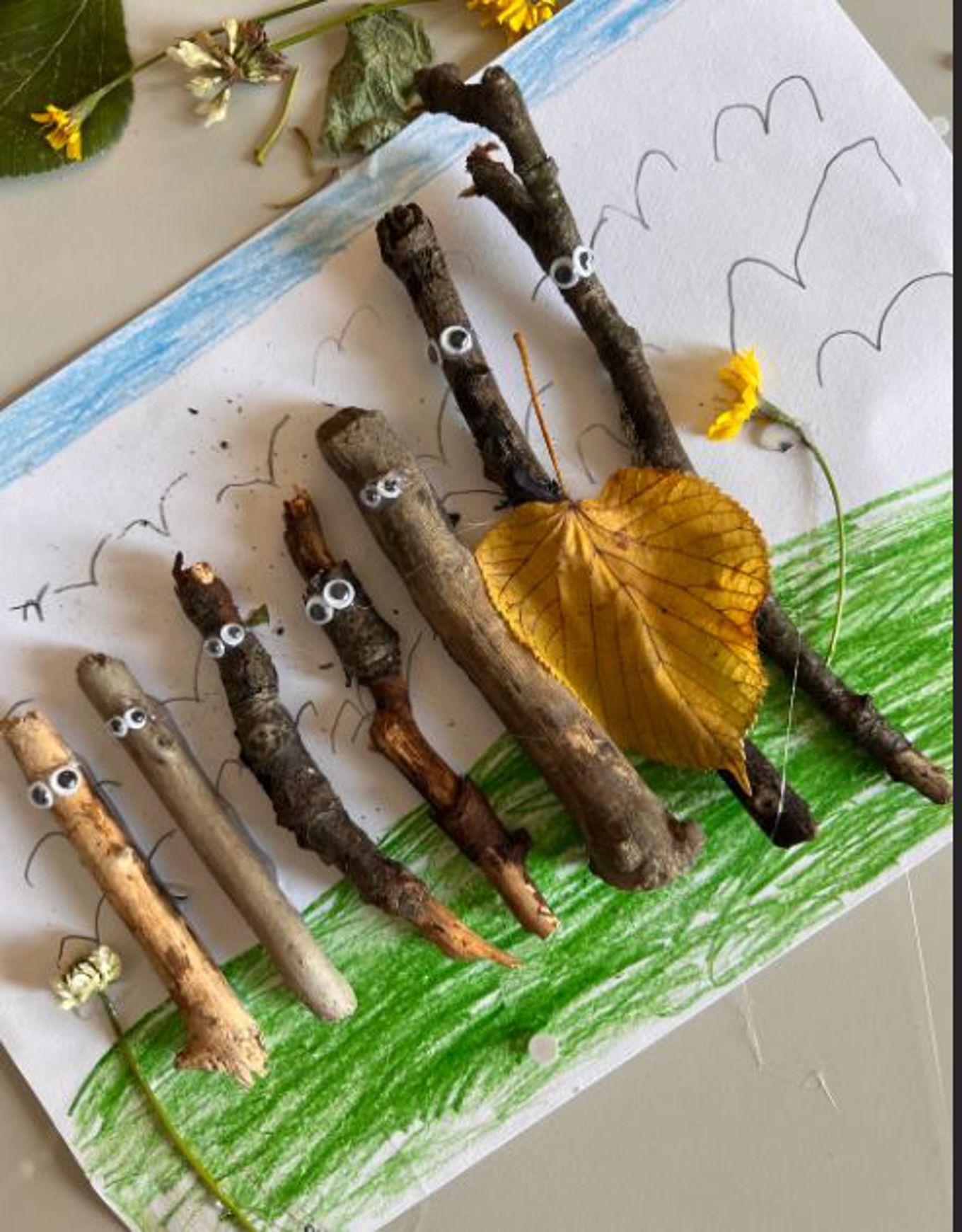 en tegning av et tre med noen få mennesker på